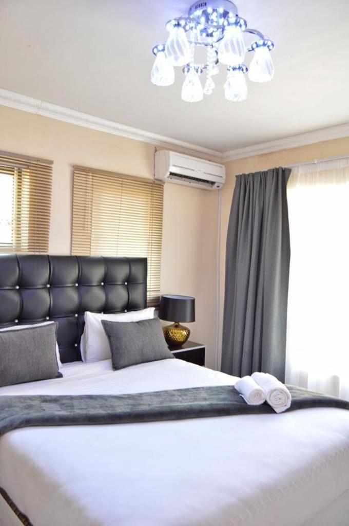 Dineo'S Lodge And Spa Burgersfort Bagian luar foto