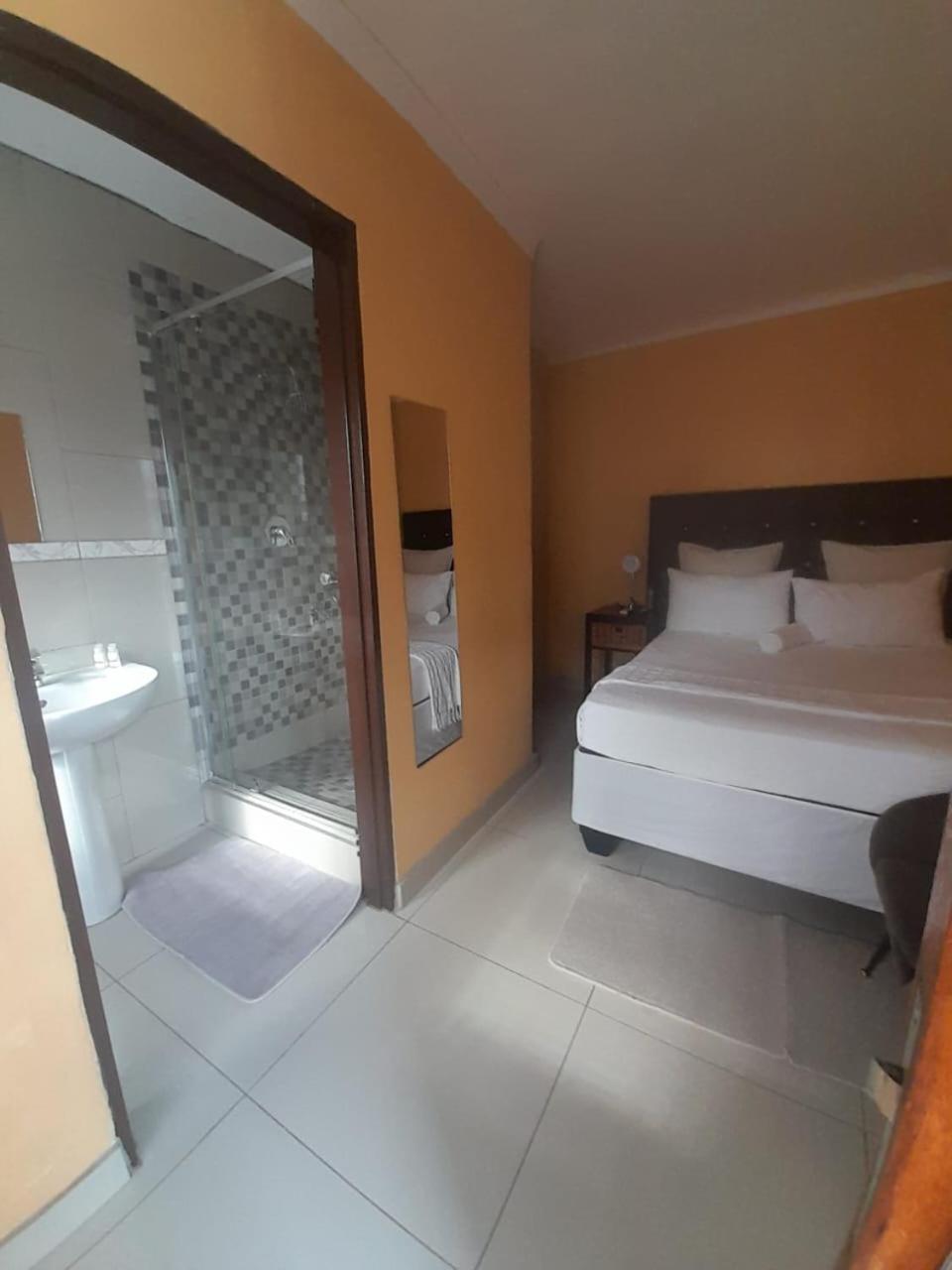 Dineo'S Lodge And Spa Burgersfort Bagian luar foto